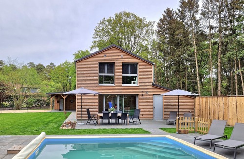 Region Hannover District House | Vacation home "Waldhaus Tiedtke" with large garden, outdoor pool and barrel sauna