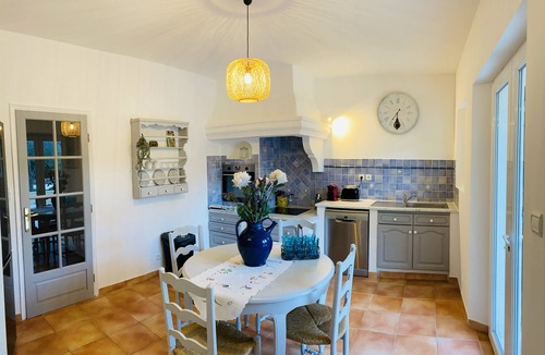 Mazan Villa | Very large villa with swimming pool and air-conditioned rooms + large garden with trees