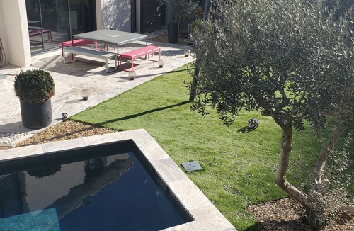 Meyrargues Villa | Villa Aix en Provence in a green setting with swimming pool surrounded by nature