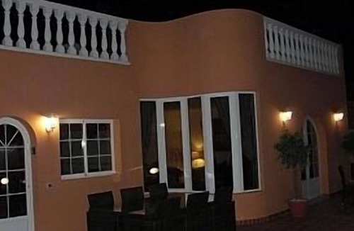 Caleta de Fuste Villa | Villa 4 Bedroom 2 X En Suite And Bedroom 4 has it's own toilet 10 metre H/pool