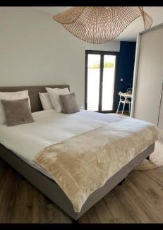 Genas Villa | Villa Gaïa - 2 suites lits King size et salles de bain privatives - parking privé - 10 minutes Eurexpo - Aéroport - Groupama Stadium