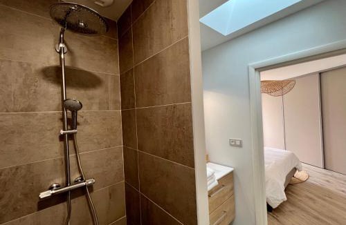 Genas Villa | Villa Gaïa - 2 suites lits King size et salles de bain privatives - parking privé - 10 minutes Eurexpo - Aéroport - Groupama Stadium