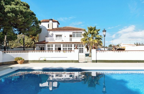 Chiclana de la Frontera Villa | Villa "Paraíso" with Private Pool, Terrace & Wi-Fi