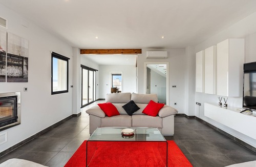 Las Gabias Villa | Villa "Valeria" with Mountain View, Private Pool & Wi-Fi