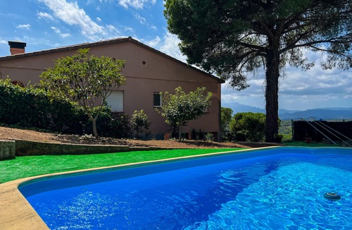 Tordera Ski Chalet | Villa with private pool, wifi, barbecue, outdoor dining area. capacity 9 pax. Vivalidays Gala.