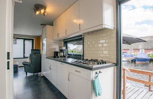 Breukelen Ski Chalet | Waterfront chalet with jetty