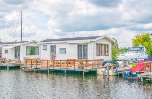 Breukelen Ski Chalet | Waterfront chalet with jetty