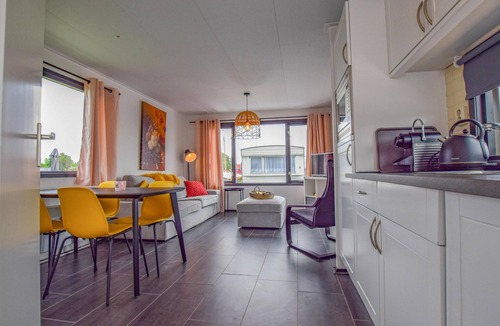 Breukelen Ski Chalet | Waterfront chalet with large veranda