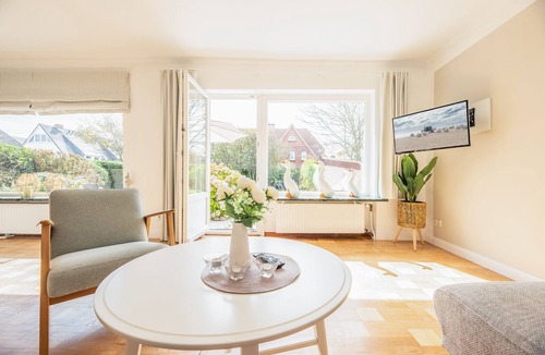 Westerland Apartment | White walls and light-colored natural materials - a combination that makes the entire apartment look