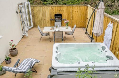 Horncastle House | Wits End Cottage