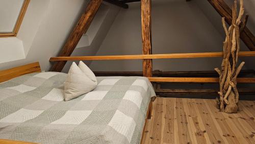 Neudietendorf Apartment | Wohnen im Dreiseitenhof mit Galerieschlafzimmer