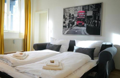 Stadtmitte Apartment | Wohnensemble mit 3 separaten Bereichen- 2 Küchen- 3 Badezimmer- 10 Personen- Garten- Parkplatz