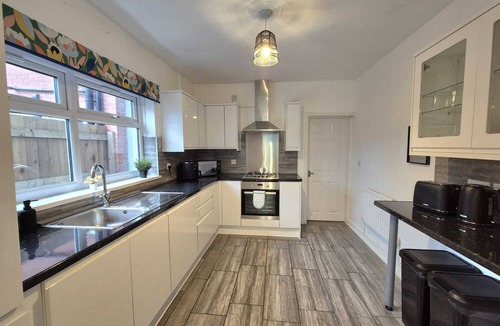 Wolverhampton House | Wolverhampton Large 5 Bed 3 Bath | Perfect for Contractors and Long Term Stays