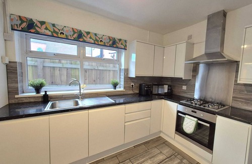 Wolverhampton House | Wolverhampton Large 5 Bed 3 Bath | Perfect for Contractors and Long Term Stays