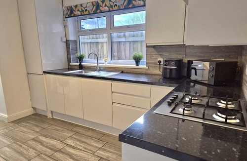 Wolverhampton House | Wolverhampton Large 5 Bed 3 Bath | Perfect for Contractors and Long Term Stays