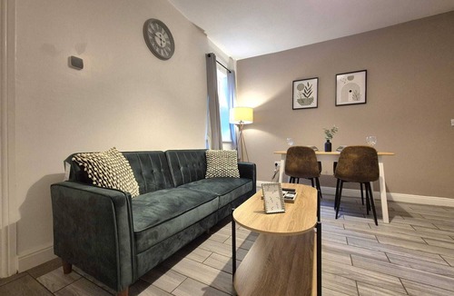Wolverhampton House | Wolverhampton Large 5 Bed 3 Bath | Perfect for Contractors and Long Term Stays
