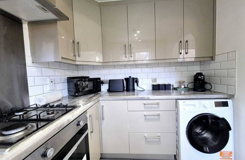 Wolverhampton House | Wolverhampton Long Stay Ready - 4 Bed, 2.5 Bath, Parking, Smart TV's & Wi-fi