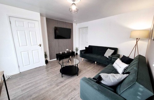 Wolverhampton House | Wolverhampton Long Stay Ready - 4 Bed, 2.5 Bath, Parking, Smart TV's & Wi-fi