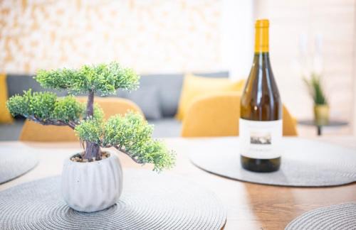 Palace District Apartment | Yellow Sunset Home