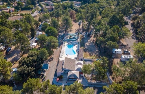 Mondragon House | ZEcamping 3 étoiles animé piscine chauffée locatif TV BBQ clim 24m2