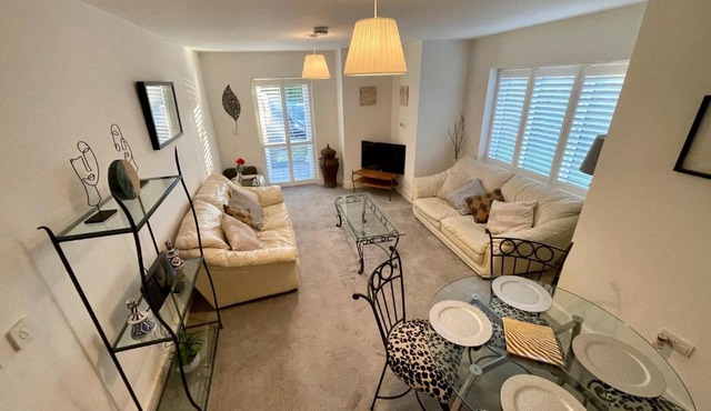 2 Bed 2 Bathroom Gated Apartment 1 Inc free Parking