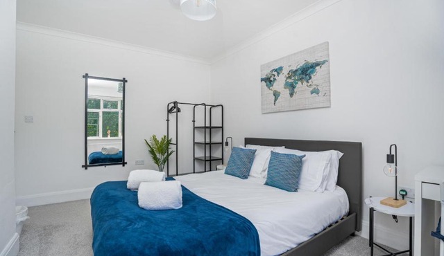 2 Bed Contractor Accommodation - 15min Drive to Heathrow & Windsor