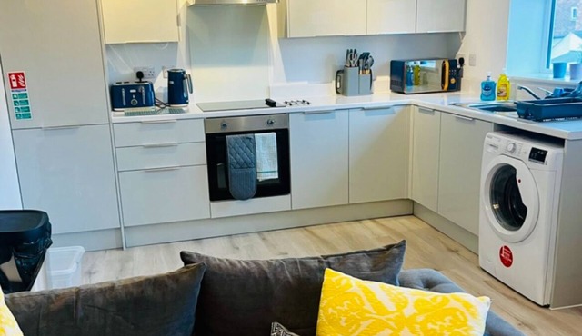 2 Bed Flat - Sleeps 8 - Pets - Garden - Parking