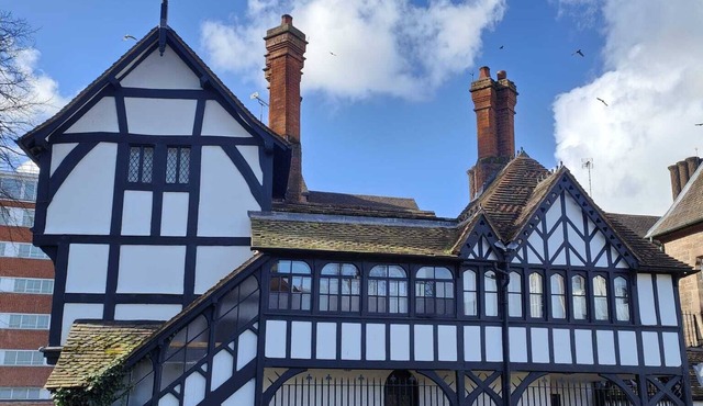2 Bed modern luxury cottage overlooking gardens