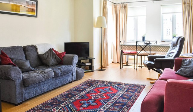 2 bedroom accommodation in Leatherhead, near Surrey