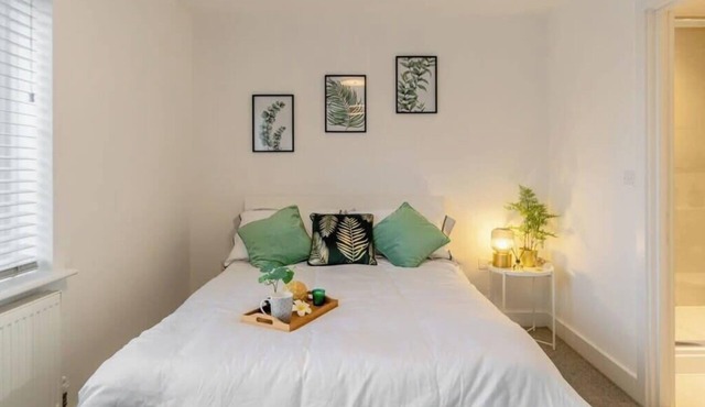 4BR-Madejski Stadium-Royal Berk Hosp-By Tempstay