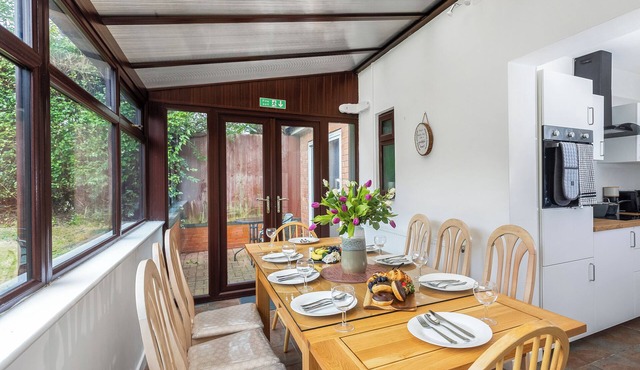 6 bedroom accommodation in Leicester