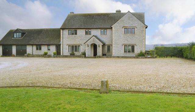 6 bedroom accommodation in Milborne Port, near Sherborne