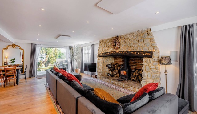 8 bedroom accommodation in Bluebell Hill, near Chatham