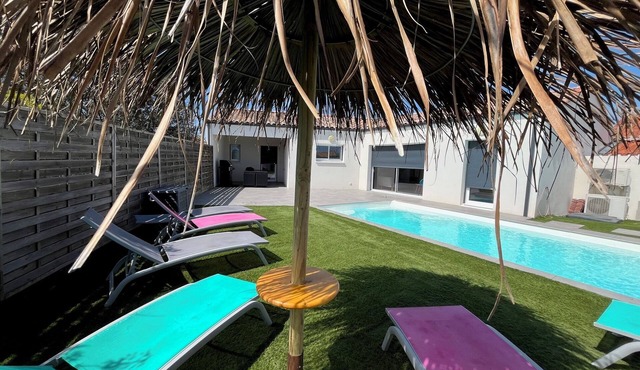 9-person villa with heated pool, 4-star seaside location