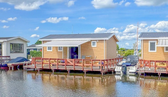 Air-conditioned chalet with a waterside terrace