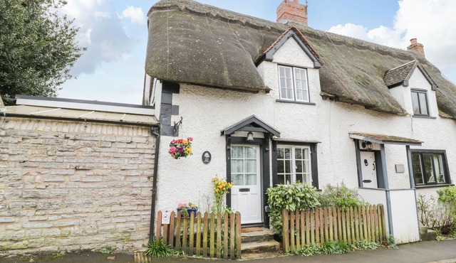 APPLE TREE COTTAGE, character holiday cottage in Harvington