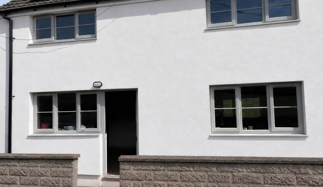 ARAELFA, pet friendly, with open fire in Llangollen