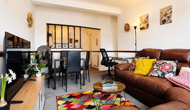 Beachside Apt with Free Parking