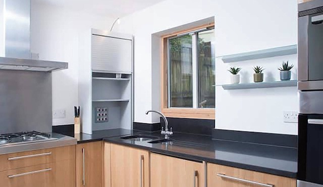 Beautifully presented modern townhouse in the fantastic Clifton location.