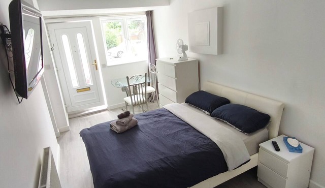Bright & Stylish Studio Flat