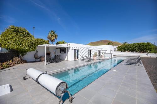 Casa Conil Private 25m Heated Pool with Hydraulic Mobility Lift