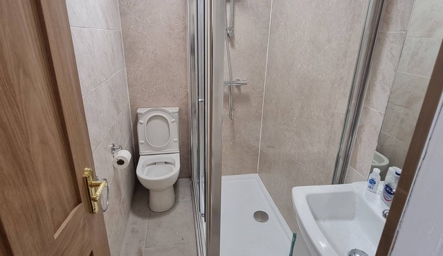Central 2-Bed Flat near Edinburgh’s Highlights