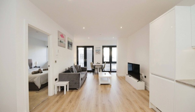 Central Solihull 1-Bed | Parking WiFi NEC