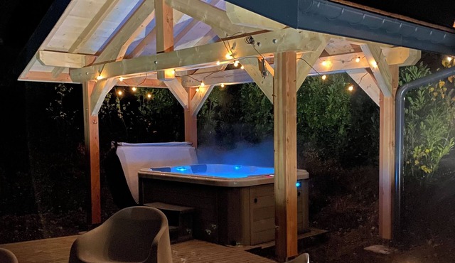 Chalet Idyll with jacuzzi, close to the ski slopes and city, charges included