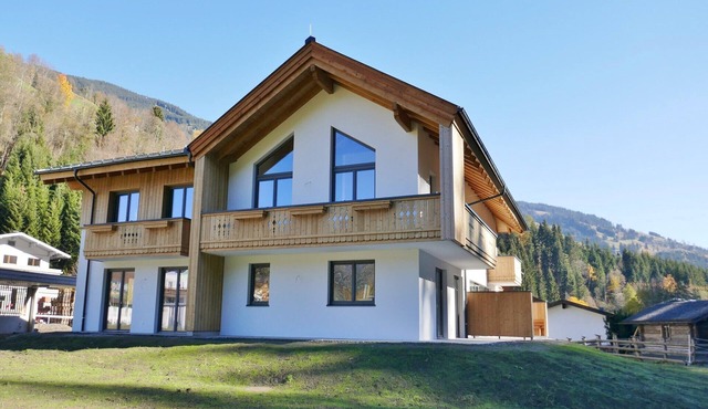 Chalet in Saalbach near Ski Lift and Sauna