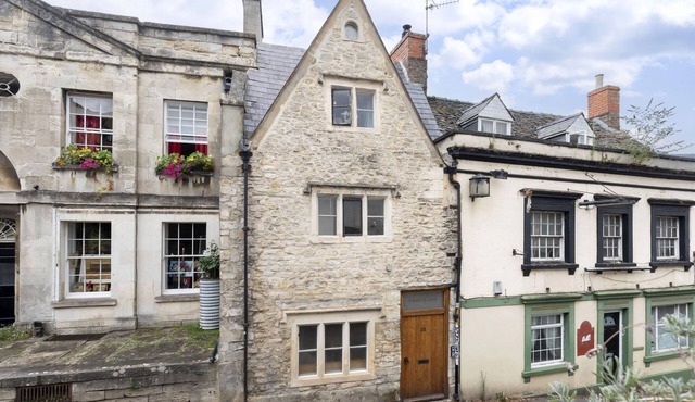 Charming 3-Bed Cottage in Central Stroud