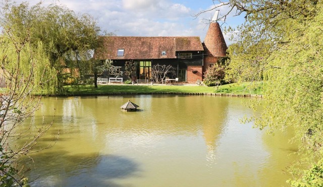 Charming Harbourne Oast Barn