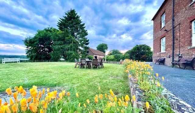 Colthrop Manor with Gardens