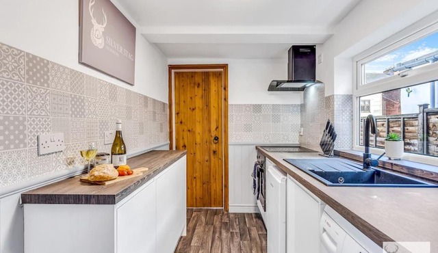 Comfortable 3 Bedroom Gem with 2 Bathrooms Perfect for Groups