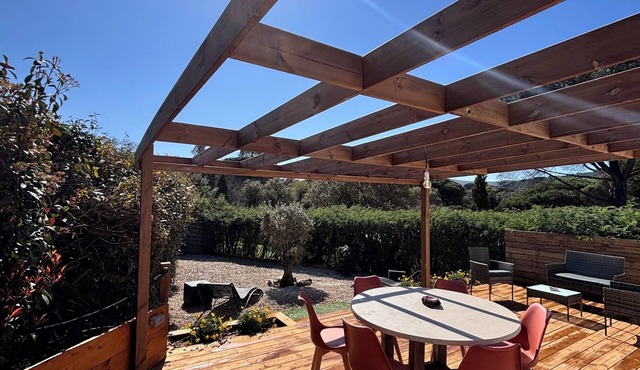 Cosy chalet with terrace and private garden, sleeps 6